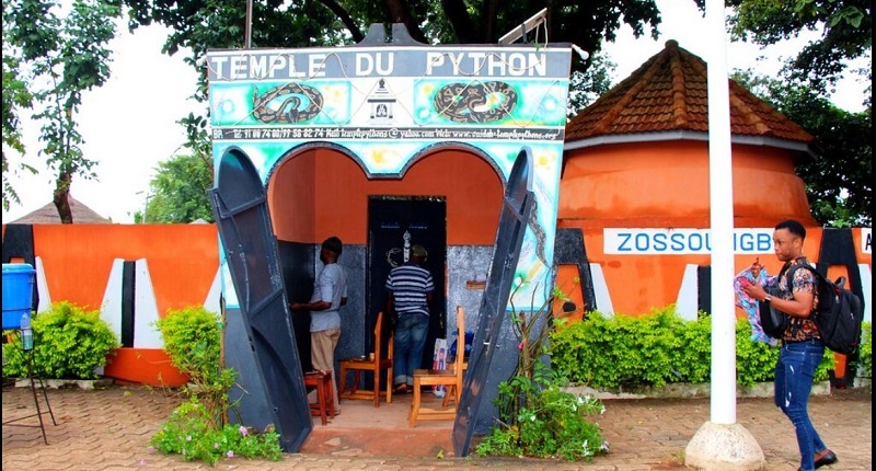 Le temple des Pythons, un sanctuaire vaudou situé à Ouidah AYIFFA TOURISME