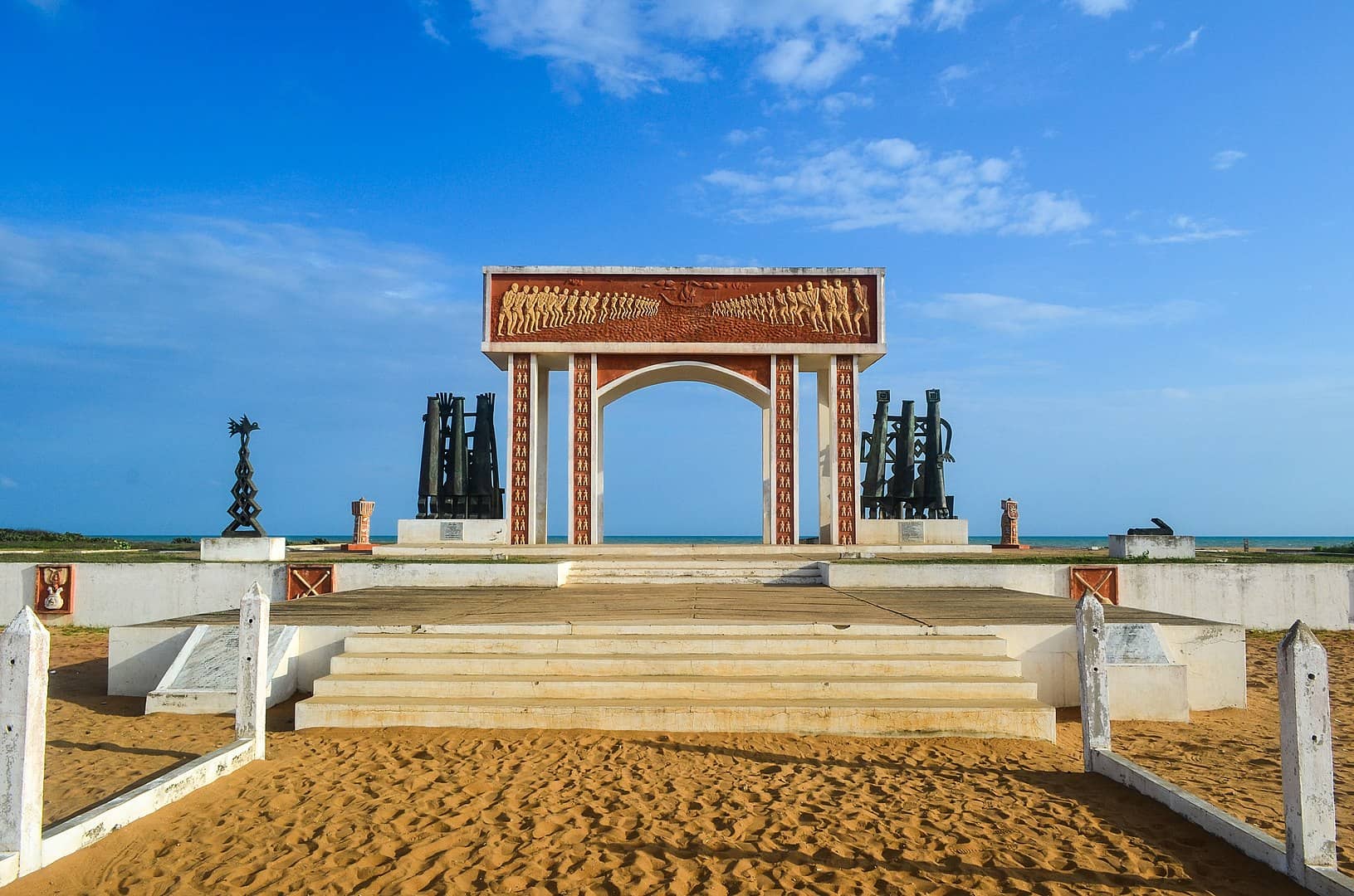 La Puerta de No Retorno, En memoria de los Esclavos embarcados por Force for the Americas AYIFFA TOURISME