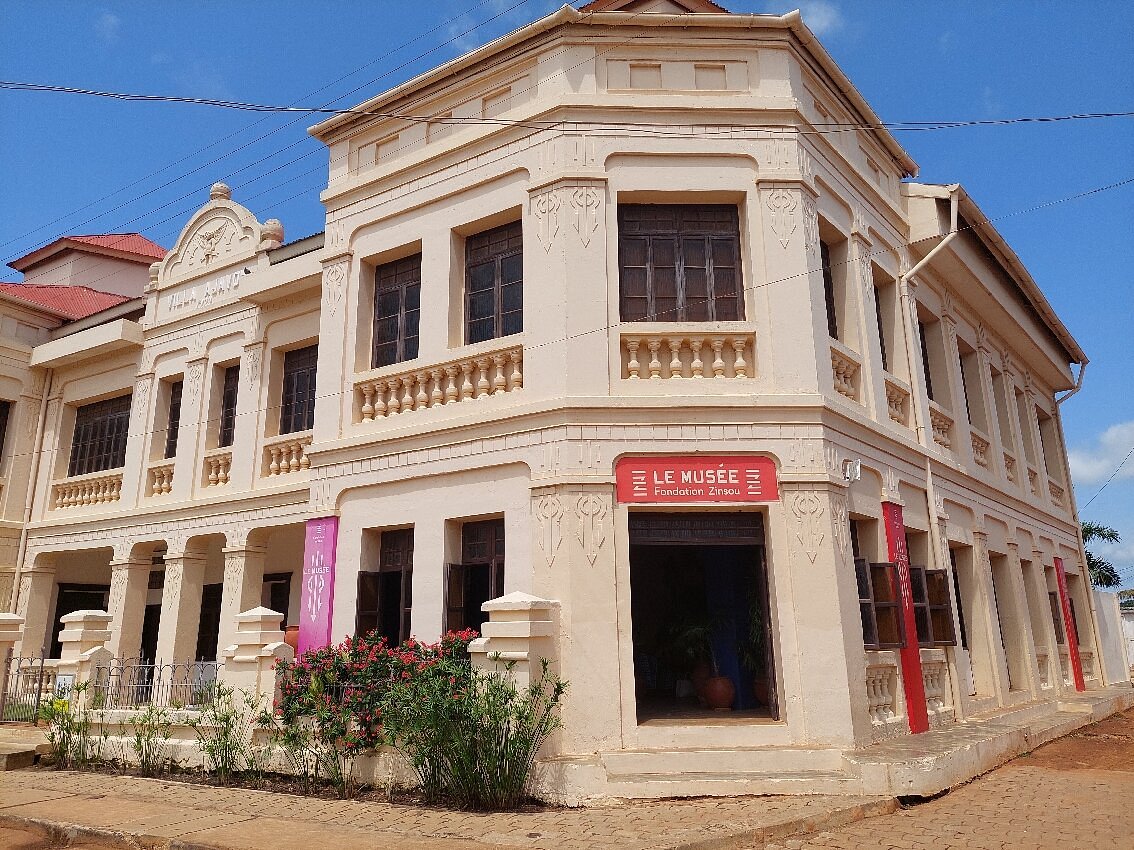 Fundación Zinsou: un museo contemporáneo en un sitio histórico de vudú AYIFFA TOURISME